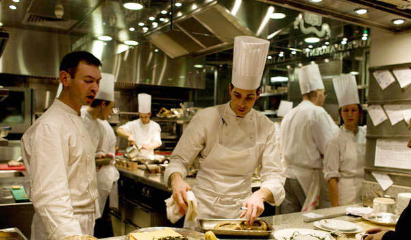 <b>LA TOUR D'ARGENT</b> - 15, quai de la Tournelle - Paris Ve<br/><br/>Collaboration avec MATINOX en 2007 pour la rénovation des cuisines.<br/>Au premier plan, le chef Stéphane Haissant contrôle la qualité des plats à l'envoi.
