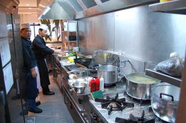 <b>TAOKAN</b> - 13, rue du Sabot - Paris VIIIe<br/><br/>Le chef Tien-Dat officie dans une cuisine semi-ouverte toute en longueur.<br/>Il y a une grande puissance de feu ici, avec des brûleurs gaz spécifiques pour la cuisine asiatique.