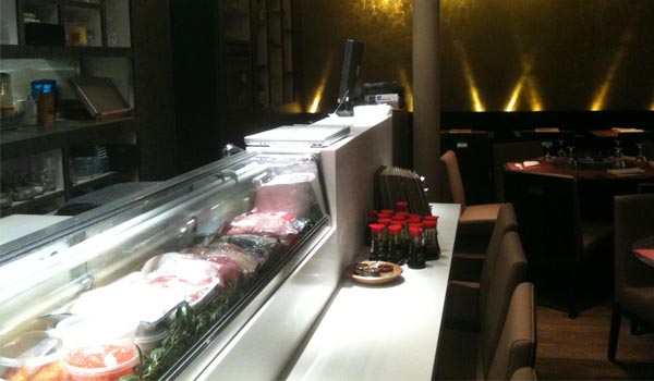 <b>ORIENT EXTREME</b> - 4, rue Bernard Palissy - Paris VIe<br/><br/>Restaurant japonais, cuisine semi-ouverte et sushibar en Corian.<br/>La vitrine à sushi est une vitrine standard intégrée à un linéaire sur mesure.